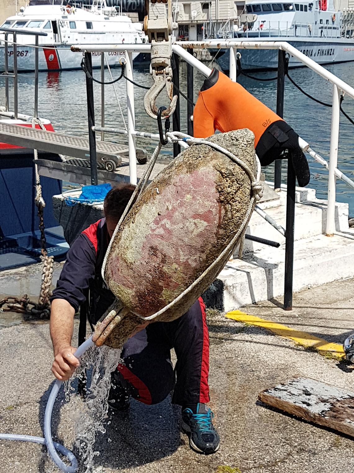 Anfora del I secolo recuperata nelle acque di Chiaia