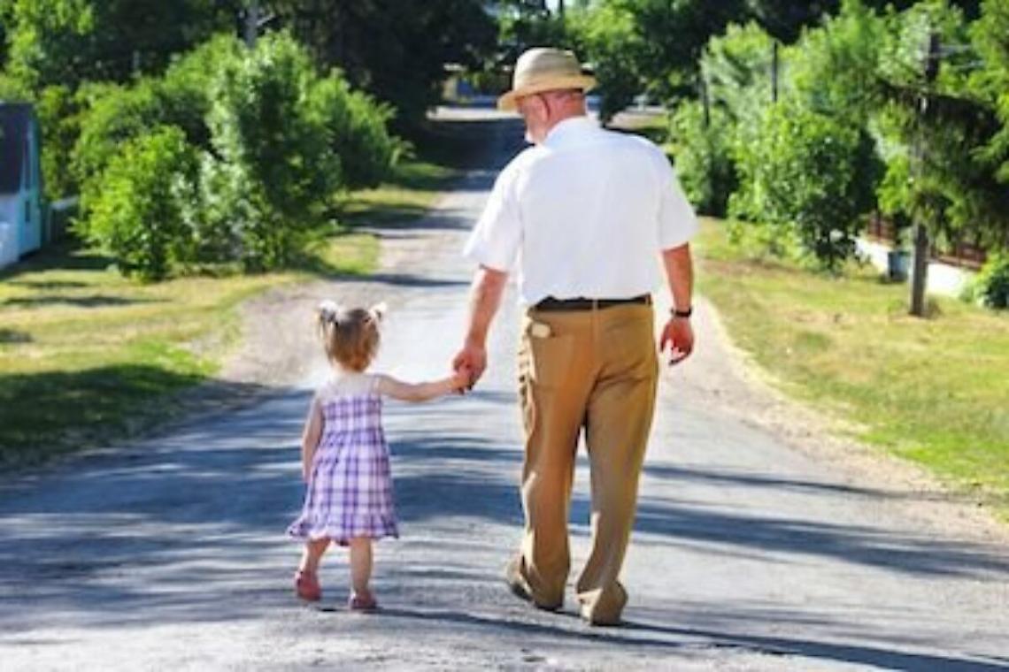 Il viceministro della Salute: «Nonni e nipoti non potranno più stare assieme. Maggiori tutele per i lavoratori»
