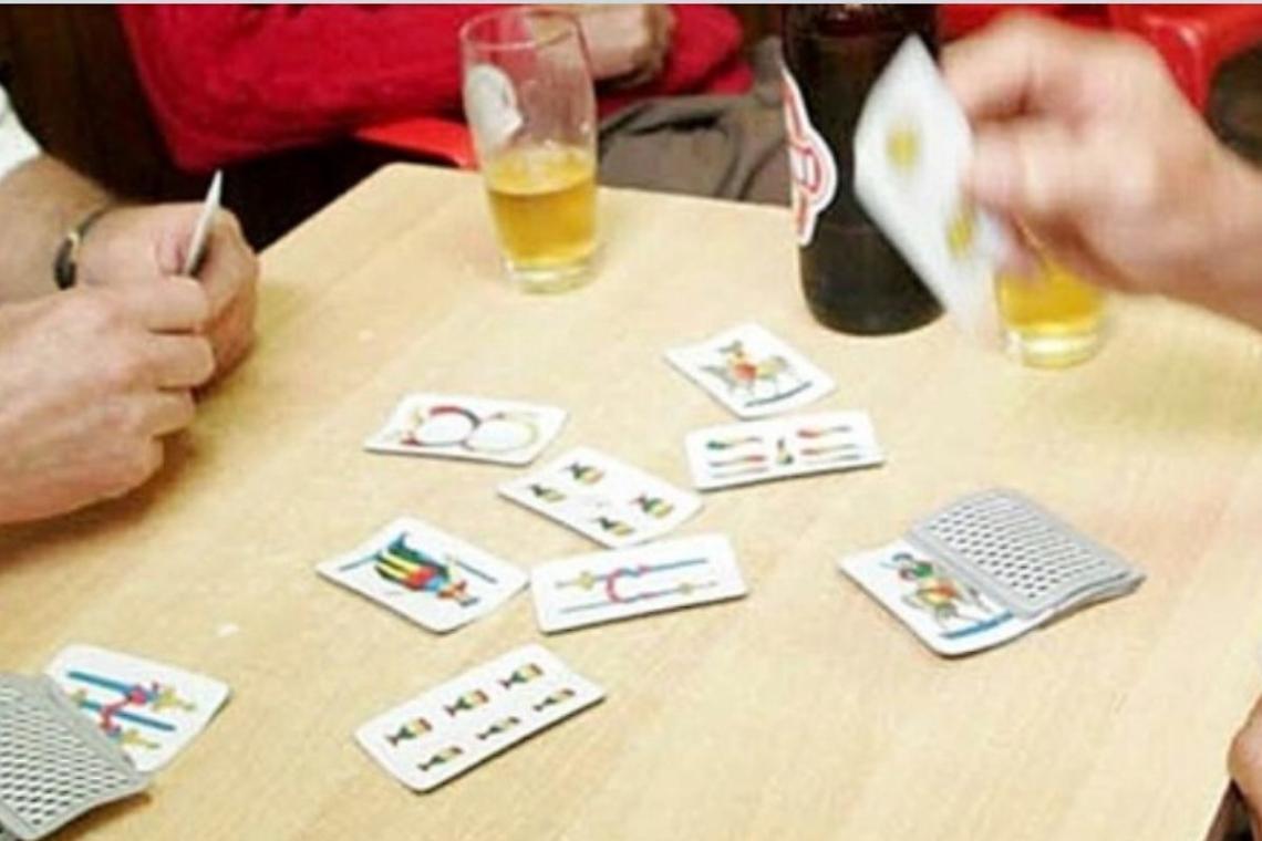 Coronavirus e divieti, cinque multati in una sala giochi: Si stavano sfidando a ramino