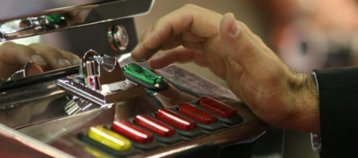 Sala slot abusiva, maximulta da 110mila euro al gestore: quarantena per i giocatori