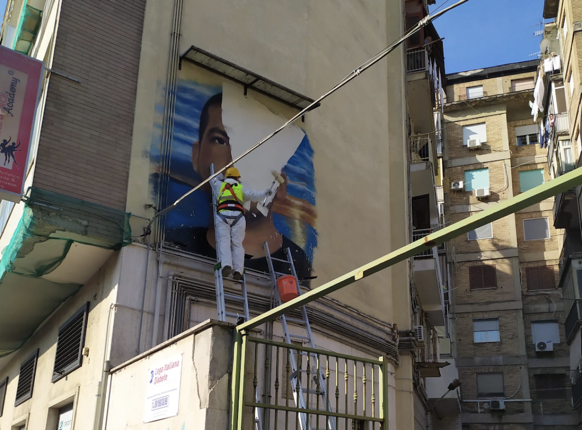 Altarini della camorra, rimosso murale: tensione a Napoli est