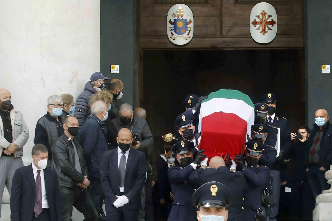 Poliziotto morto a Napoli, funerali con il capo della Polizia