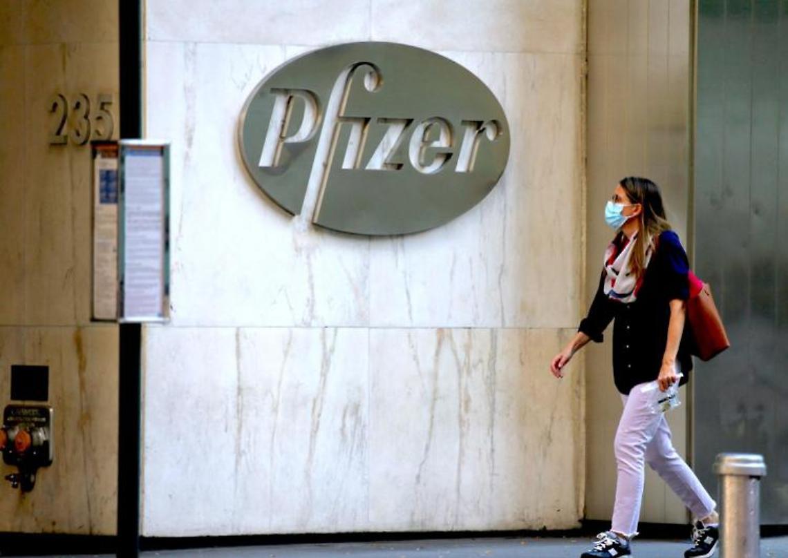 Pfizer, svelato contratto: «Dosi a prezzi alti, no responsabilità su danni»