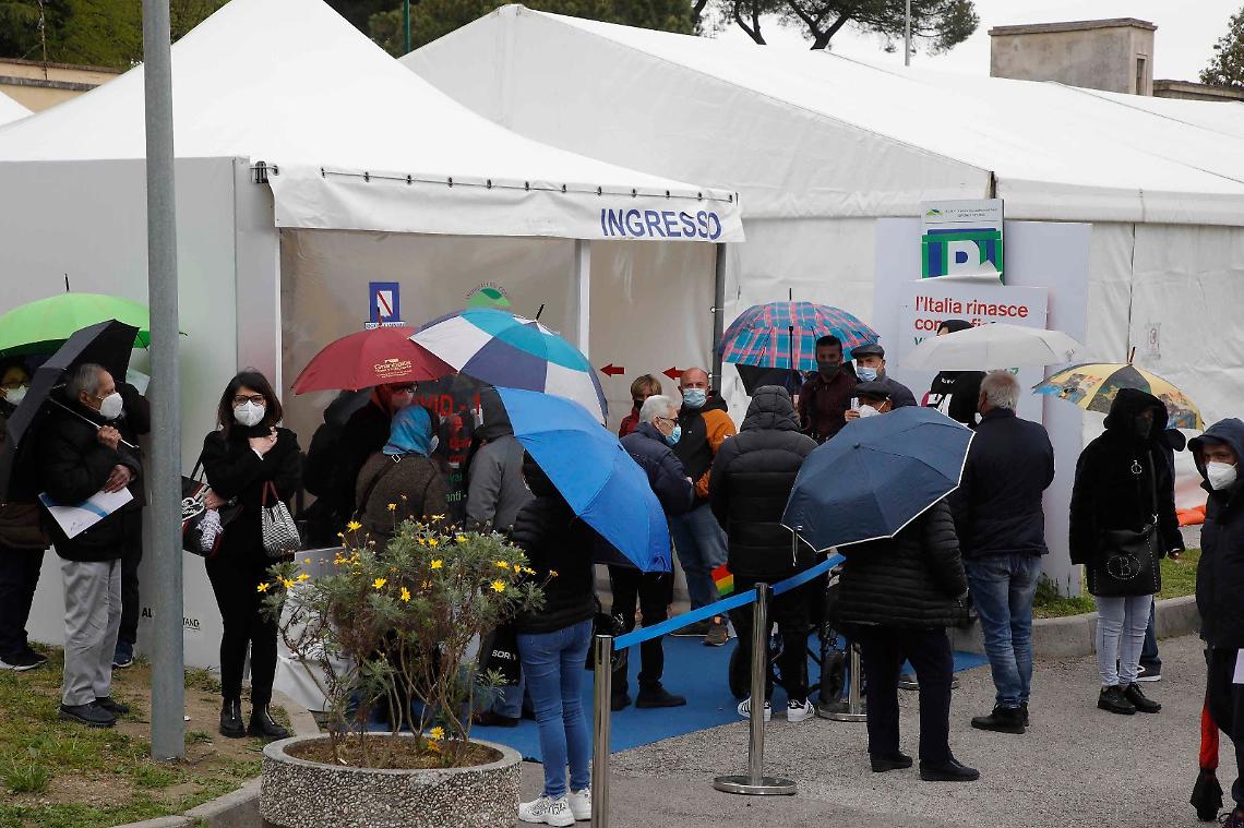 Fdi denuncia: «Al centro vaccinale di Cardito 5 ore di attesa»