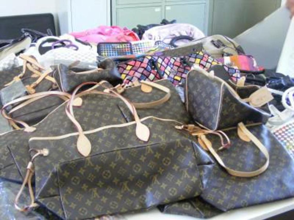 "Pezzotto connection", a Napoli sequestrato mezzo milione di prodotti falsi 