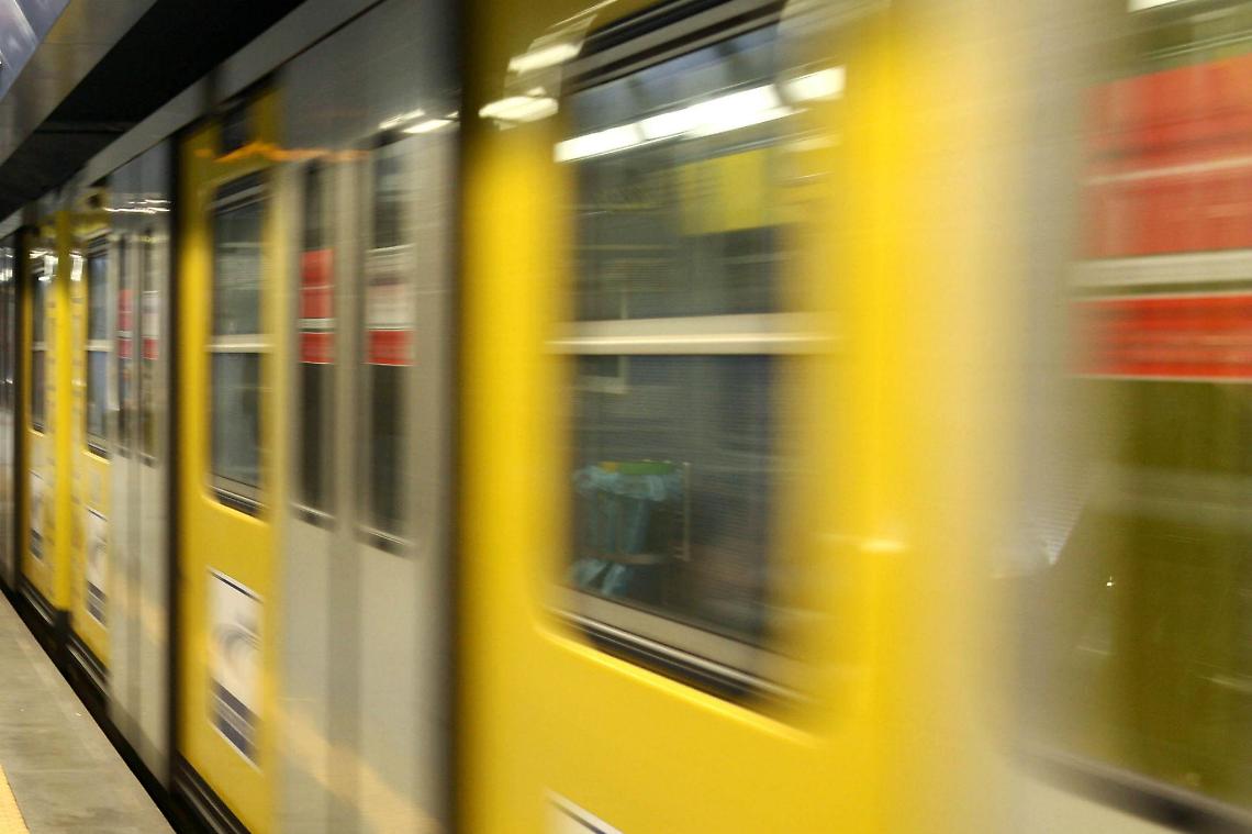 Agente di stazione aggredito con martellate nella metro di Napoli