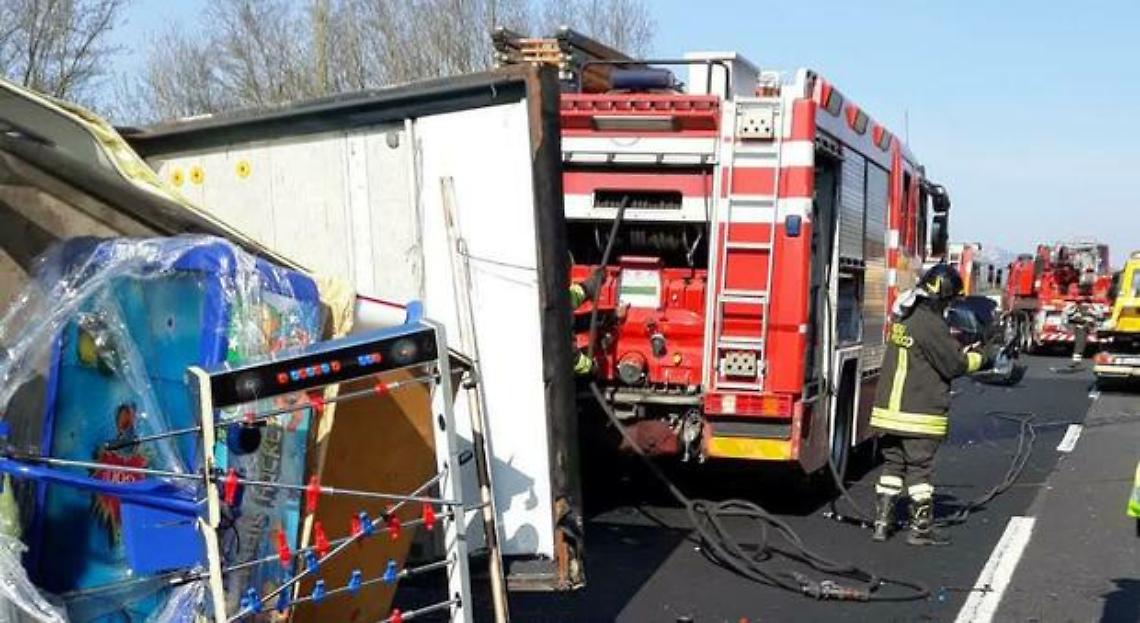 Maxitamponamento sull'A1, coinvolti un tir e due auto: 4 feriti e 3 km di coda 