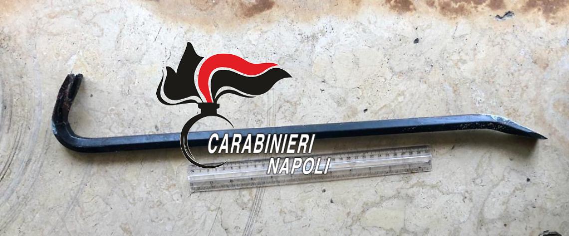 Ruba in due lidi con un piede di porco, denunciato