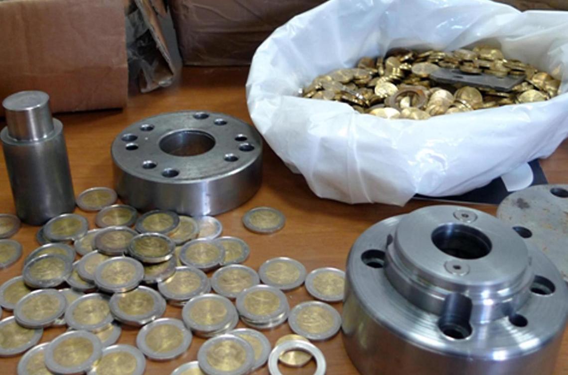 Scoperta zecca clandestina per le monete da 2 euro: arrestato 71enne
