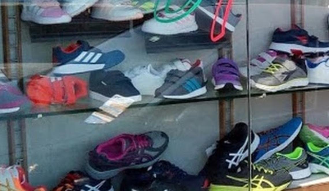 Ruba una scarpa da una vetrina, denunciato