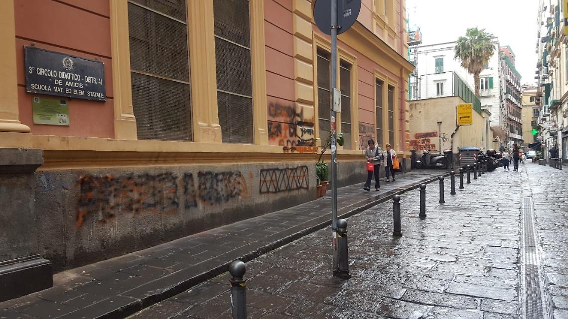 Chiaia, scritte choc sui muri della De Amicis: gravi offese a una maestra