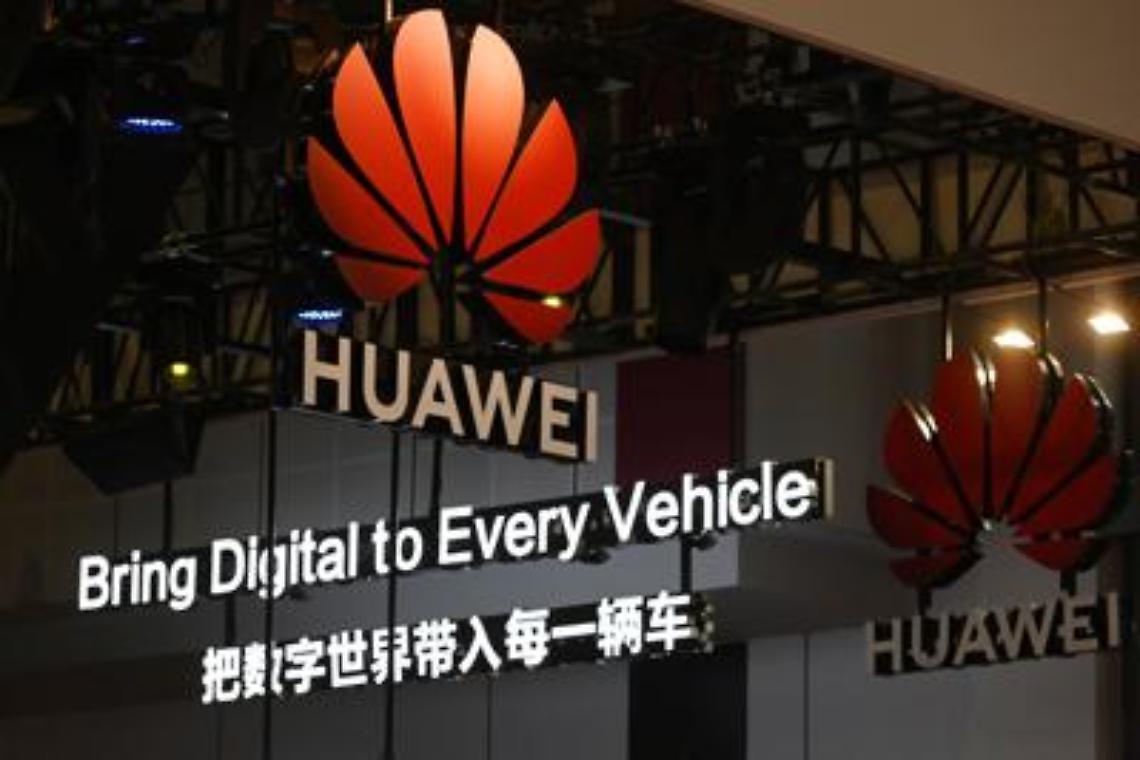 Huawei, passo indietro Trump