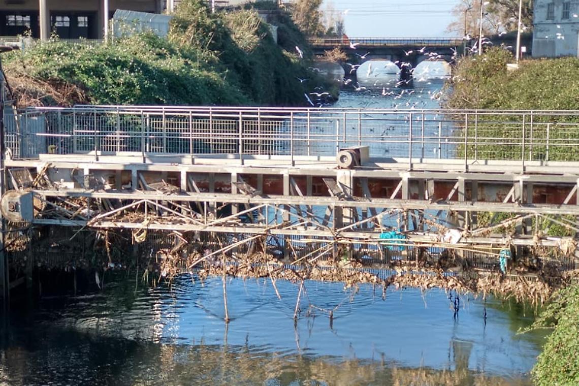 Griglia che cattura i macrorifiuti. Si attrezzano tutti, da Nord a Sud, tranne il Sarno