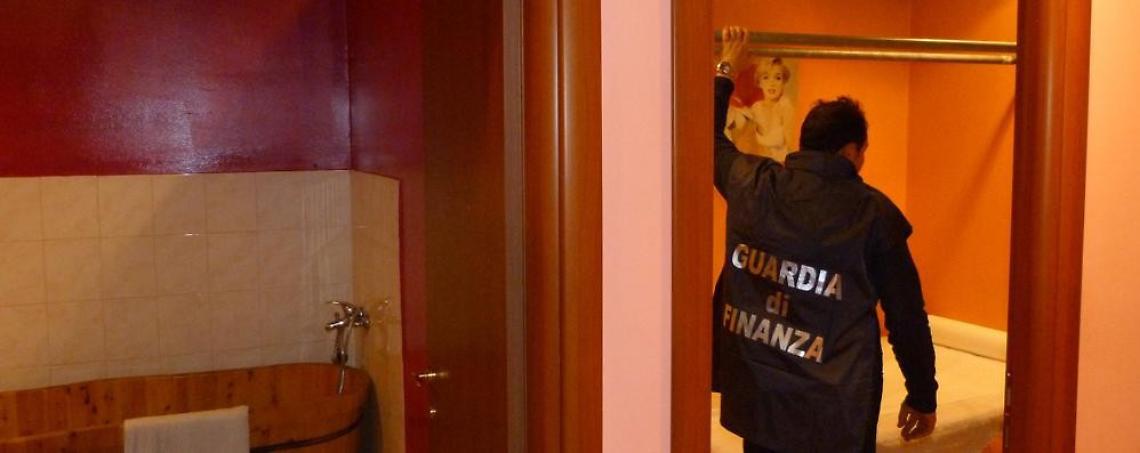 Centri massaggi a luci rosse, sigilli a Napoli e Casavatore