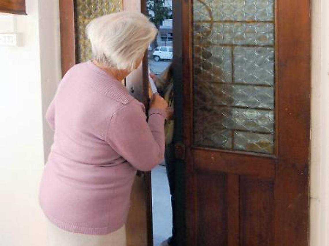 Si fa dare mille euro da due novantenni, 18enne arrestato