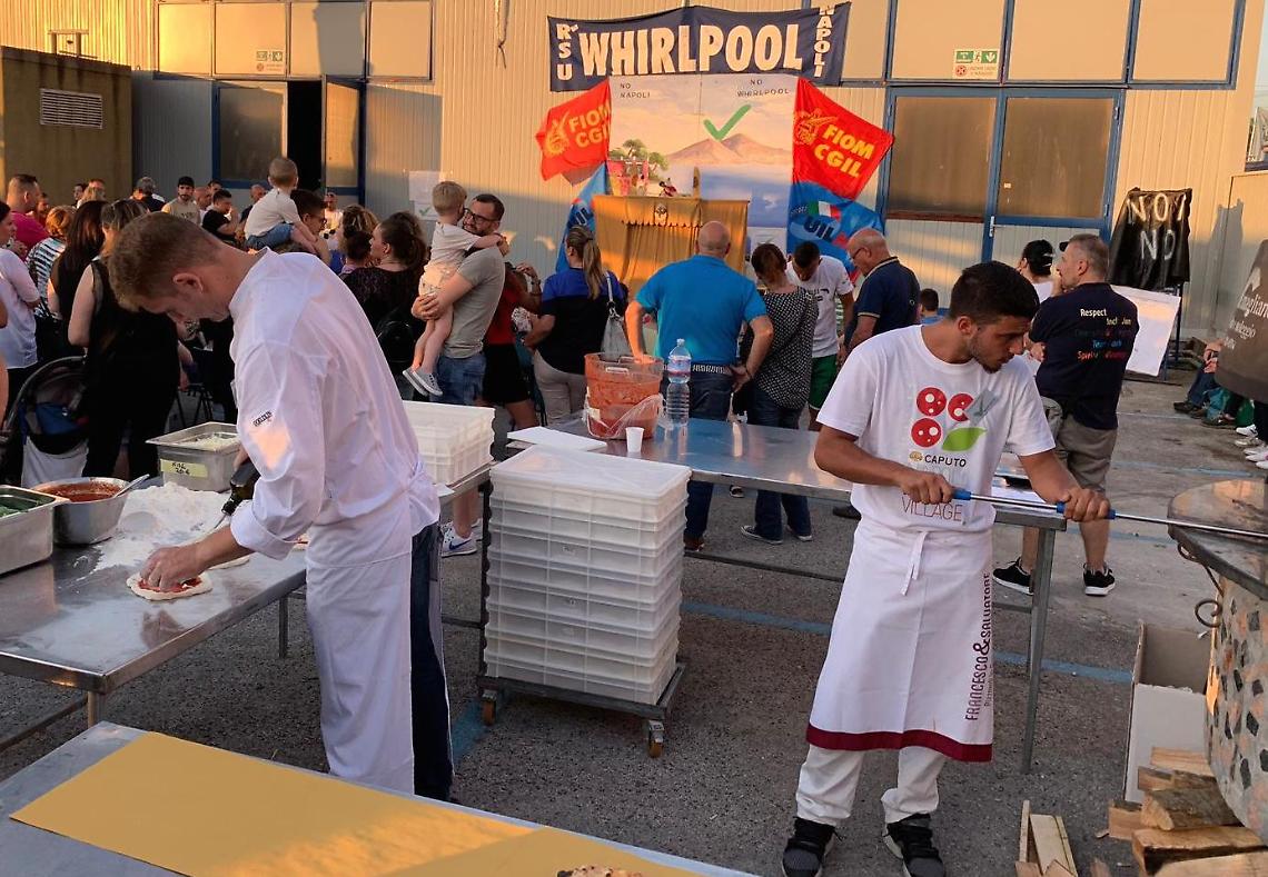 Pizza di solidarietà al presidio dei lavoratori Whirpool