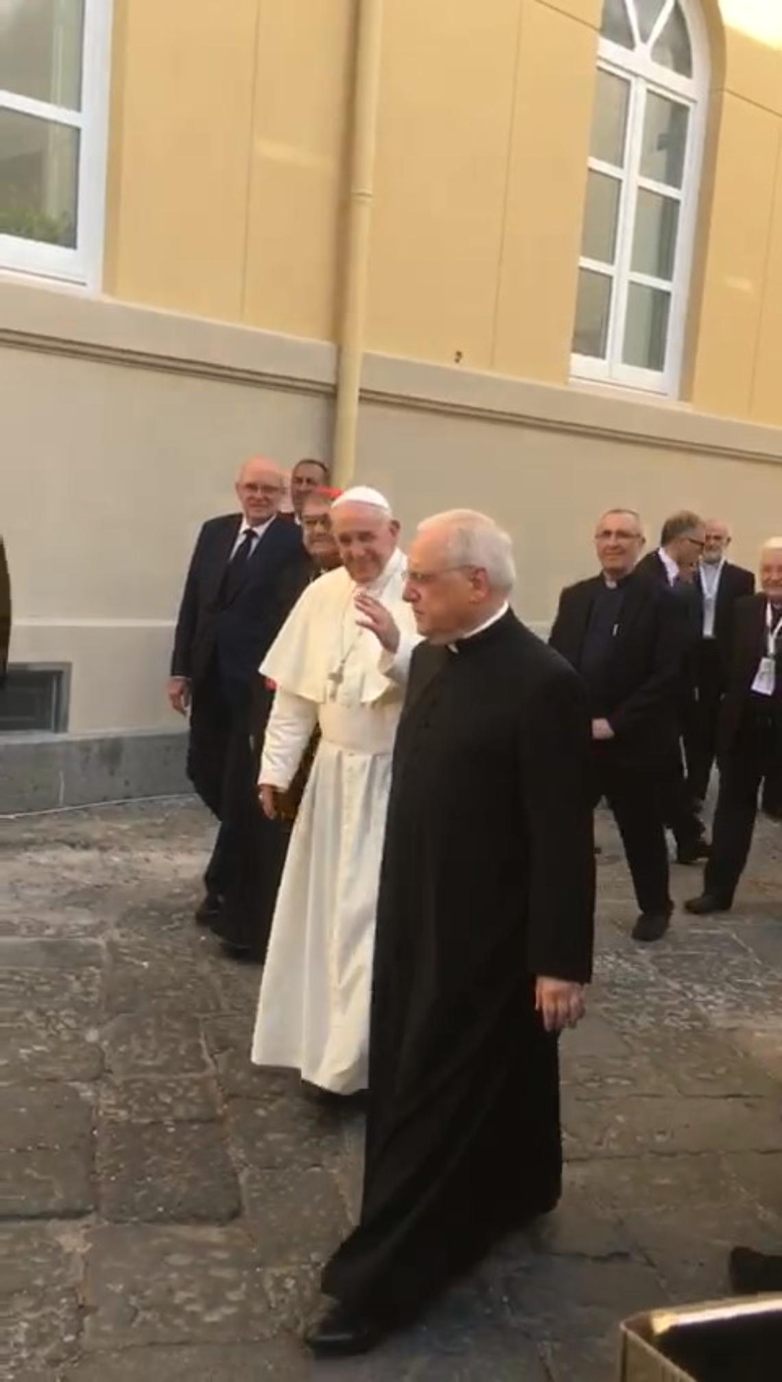 Papa Francesco a Napoli, l'abbraccio con Sepe e gli auguri al sindaco