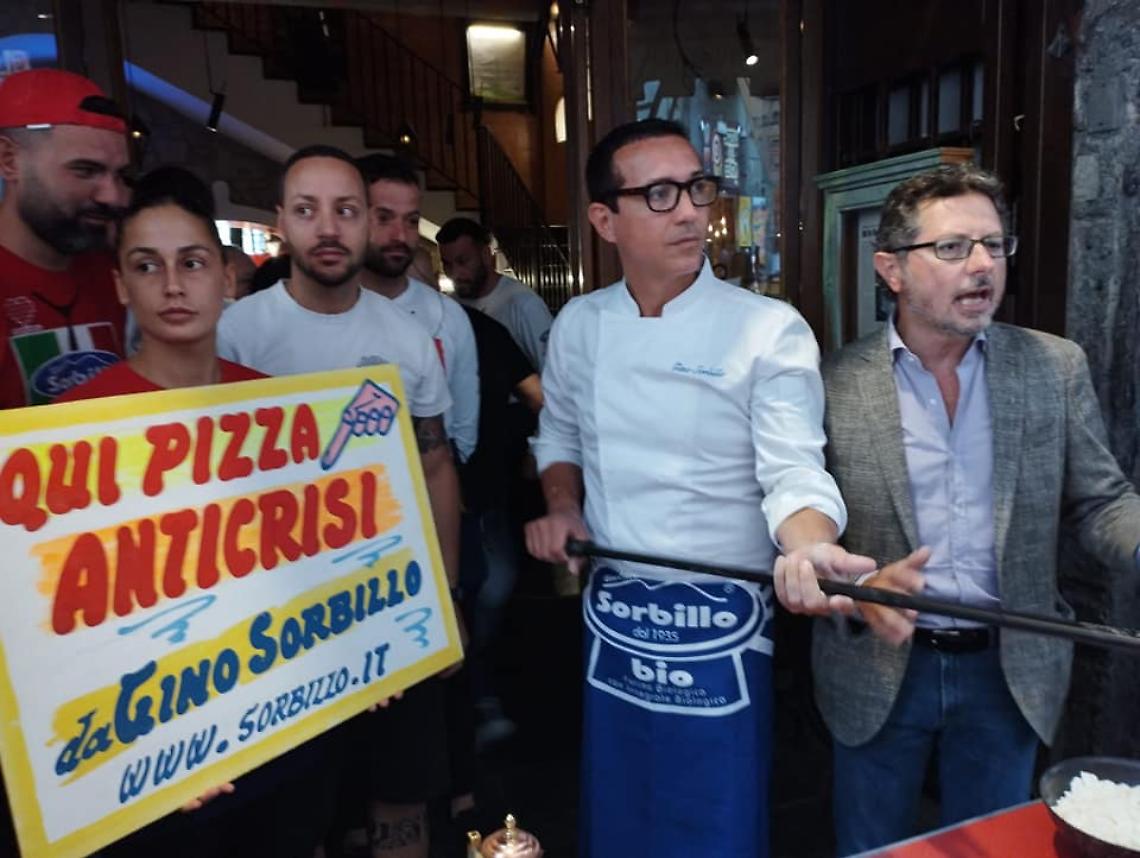 «La pizza del popolo», folla al centro storico per rispondere a Briatore