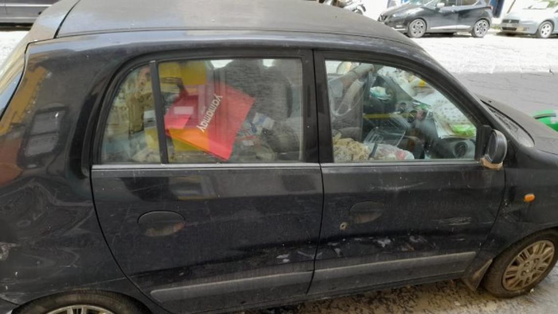 «Anziano costretto a vivere da 4 mesi in auto»