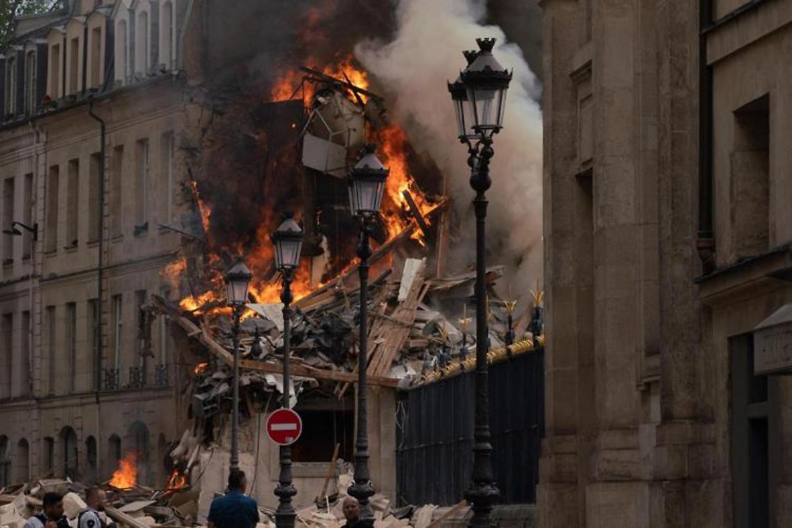 Incendio ed esplosione a Parigi: crolla palazzo, 29 feriti e 2 dispersi