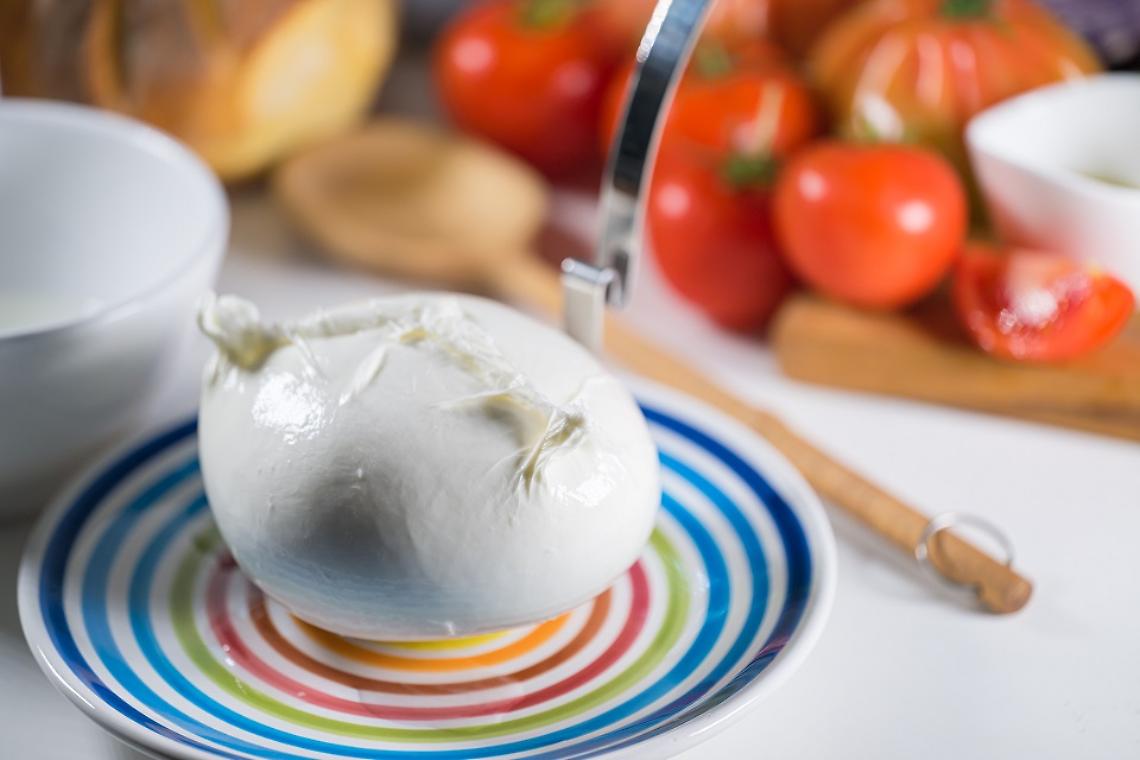 Mozzarella bufala campana vola per produzione ed export