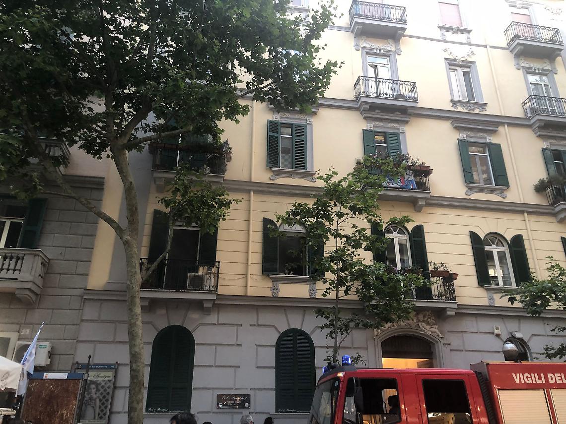 Paura in via Luca Giordano, appartamento in fiamme