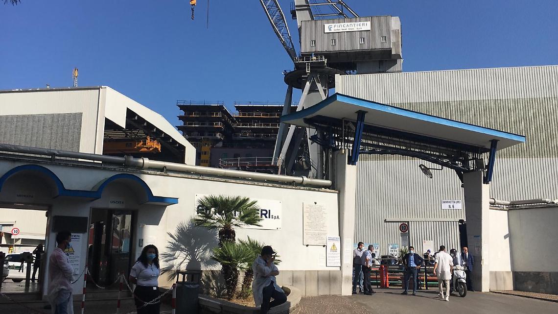 Castellammare - Fincantieri: sit-in degli operai sulla statale sorrentina