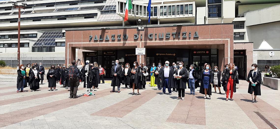 Cartabia a Napoli, flash mob magistrati onorari