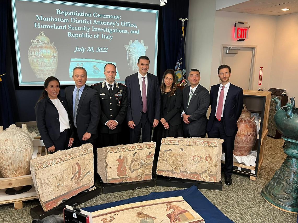 New York restituisce all’Italia 145 reperti archeologici rubati