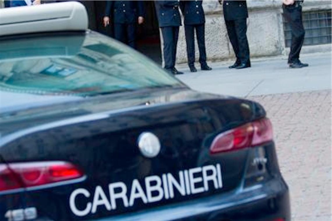 Cerca di dividere i litiganti e viene accoltellato