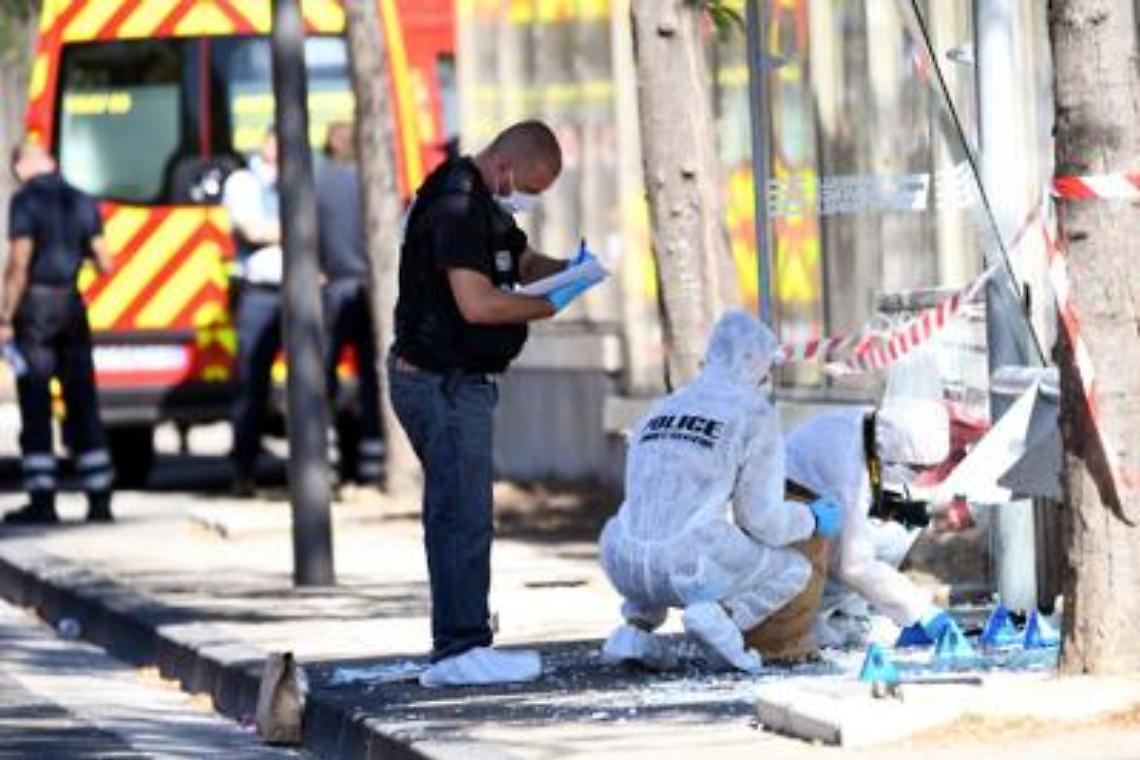 Marsiglia, auto contro fermate del bus: morta una donna