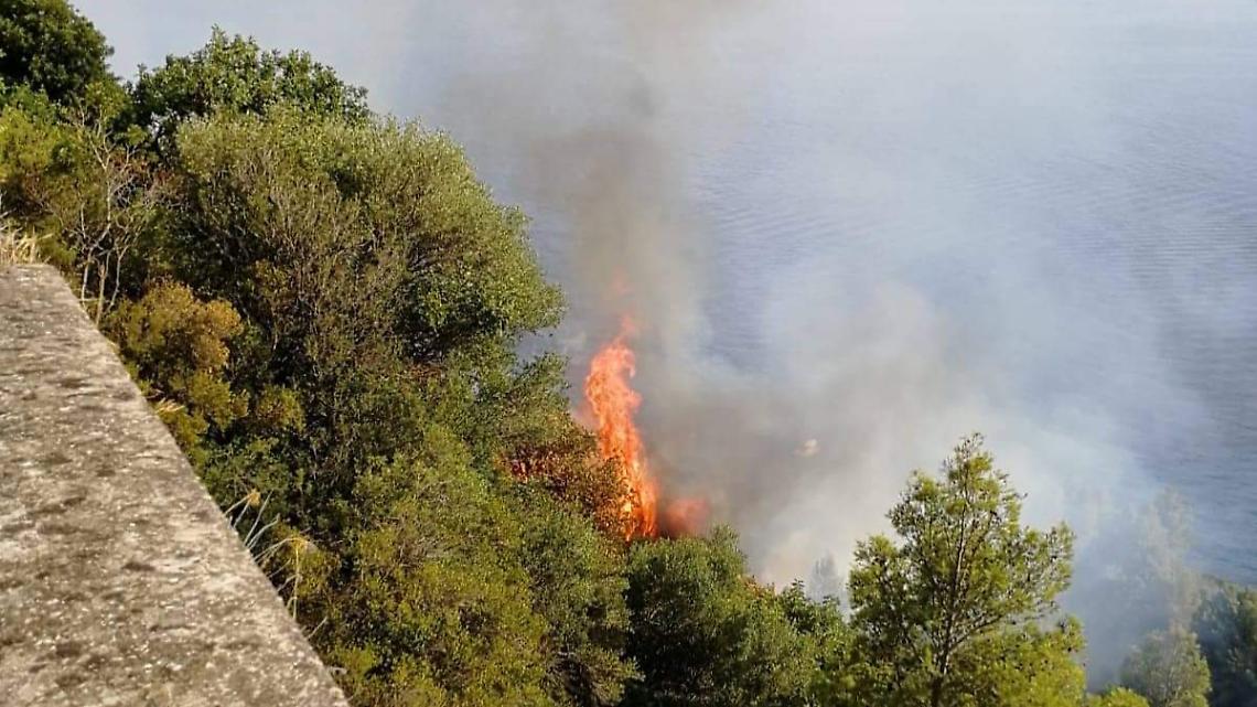 Incendio a Positano, senso unico alternato sulla Statale Amalfitana