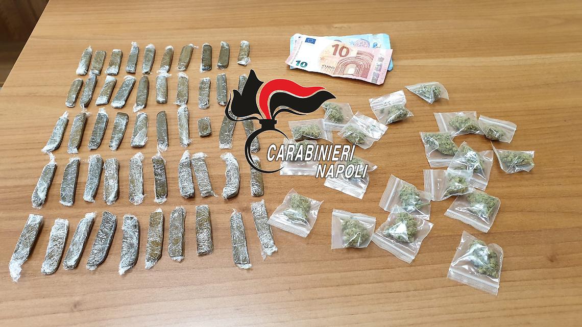 Scampia, pusher beccato mentre conta le dosi