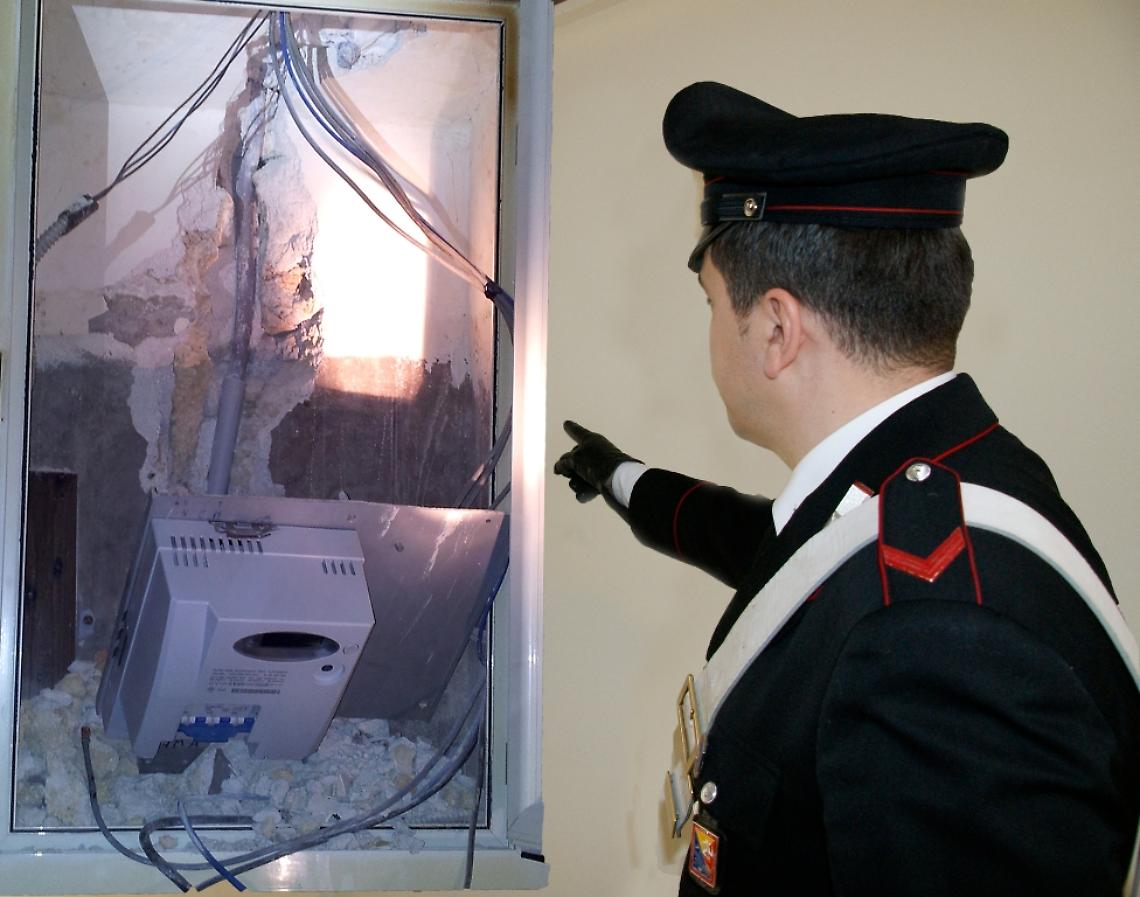 Due chilometri di cavi per rubare energia elettrica, denunciato