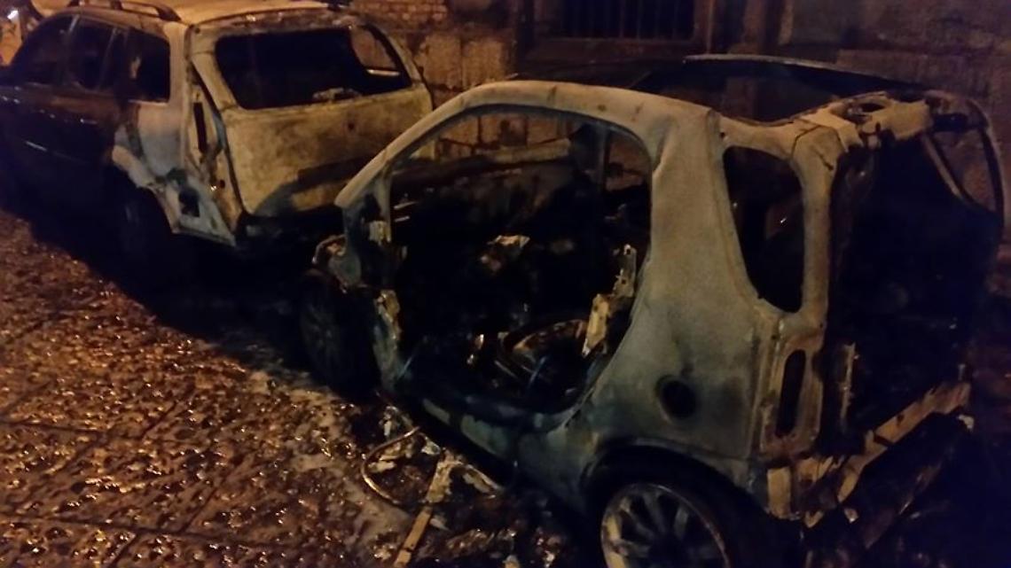 Cassonetti incendiati nel centro storico, le fiamme avvolgono anche tre auto