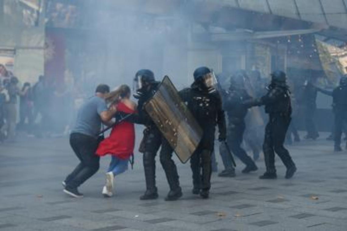 Parigi, gilet gialli di nuovo in piazza