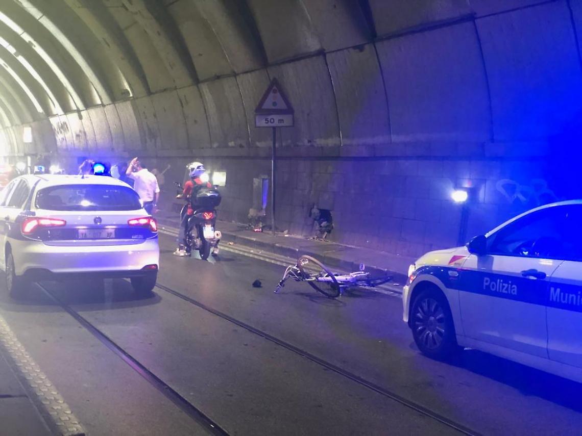 Galleria Vittoria chiusa per un incidente, grave un ciclista: traffico in tilt