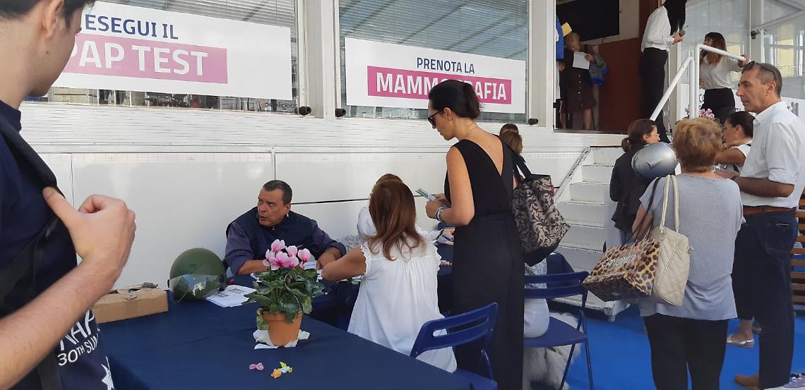 Centinaia di visite gratis nel poliambulatorio mobile a Napoli