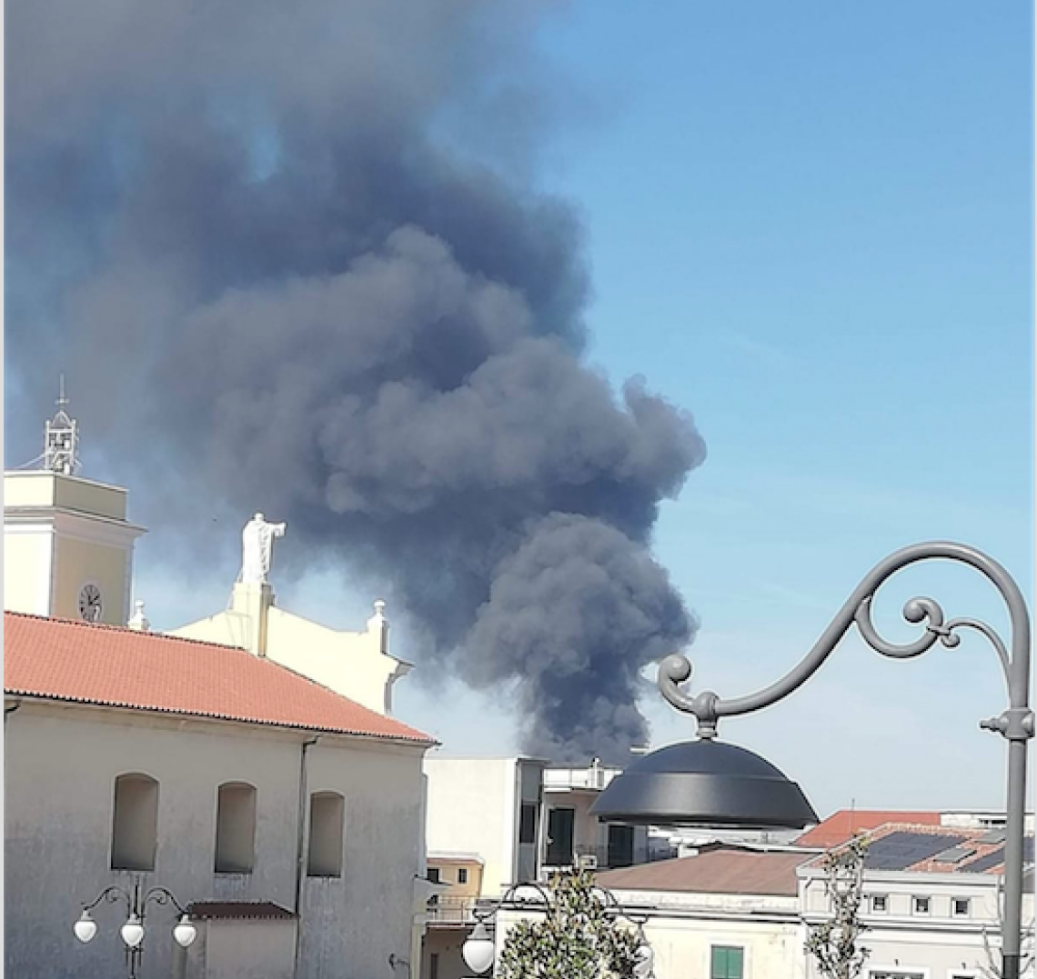 Sant'Antonio Abate. Vasto incendio di materiale in plastica. Allarme tra le popolazioni. In fiamme deposito di un'azienda di catering stabiese