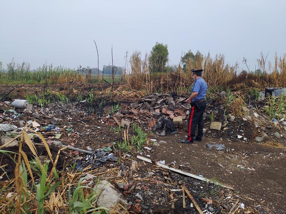 Rogo illecito di rifiuti a Pinetamare, sequestrata l'area