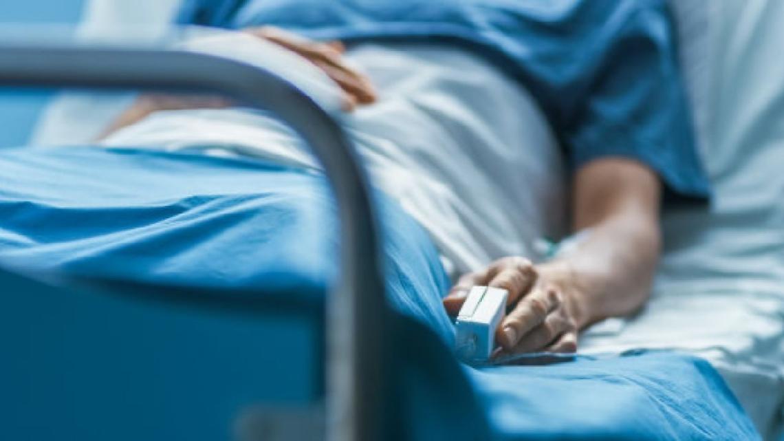 Riduce la compagna 75enne in stato vegetativo e simula rapina: arrestato 41enne