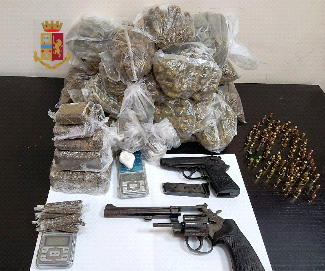 Sorpreso con armi e droga in casa, arrestato