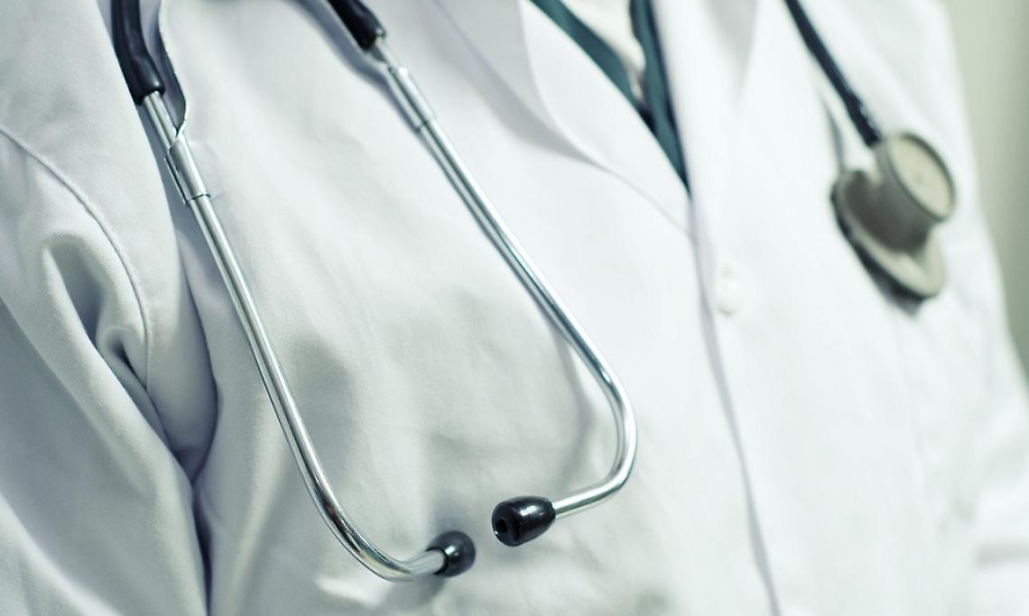 Finti medici causano la morte di una donna, due arresti
