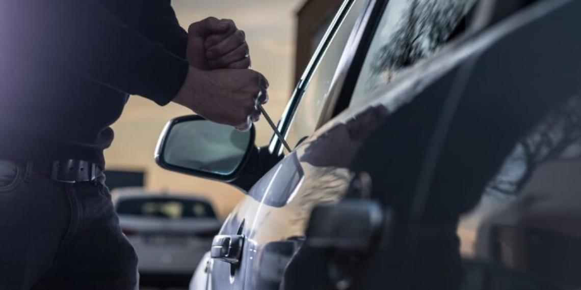 Evade dai domiciliari e prova a rubare nelle auto in sosta, arrestato