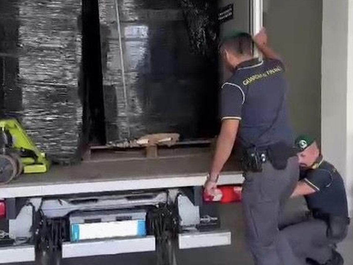 Sigarette di contrabbando sotto i rotoloni di carta, sequestrate