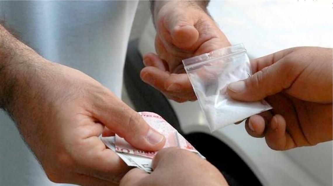 Spaccia col figlio minore e un suo amico: mamma presa a Portici