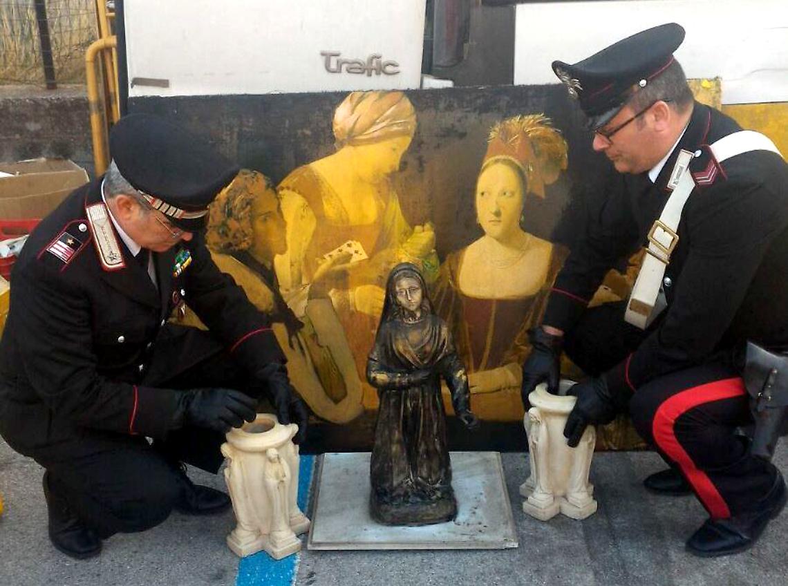 Oggetti sacri rubati in chiesa venduti su una bancarella