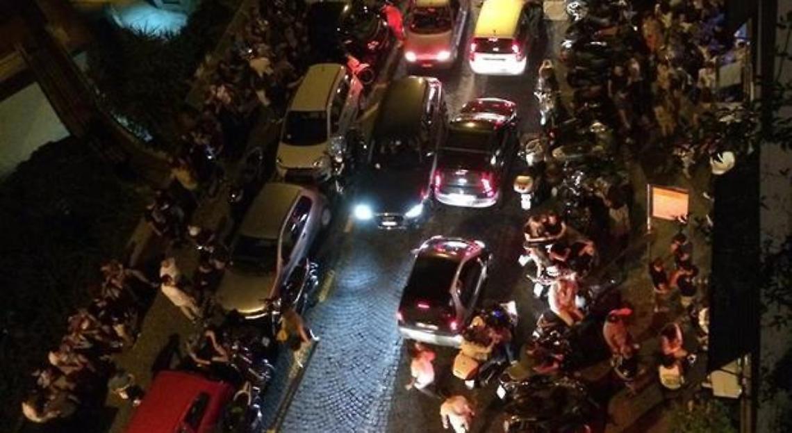 Via Aniello Falcone, i titolari dei baretti denunciano chi ha lanciato acqua e uova