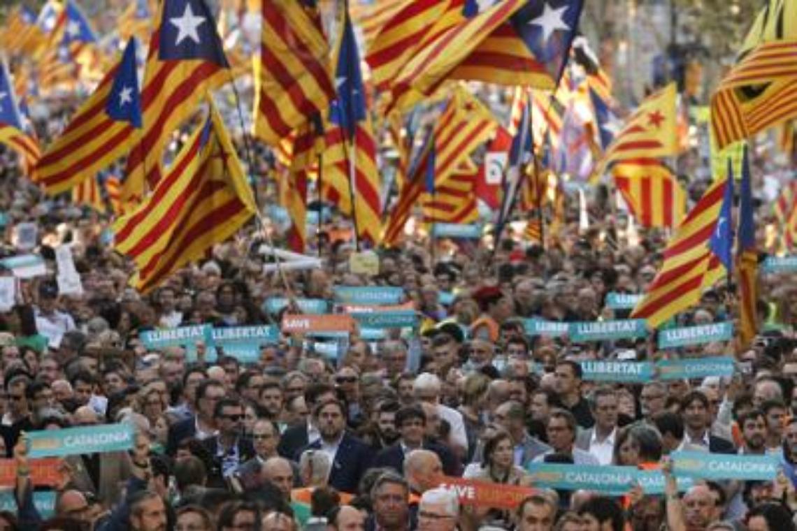 Catalogna commissariata, migliaia in piazza a Barcellona