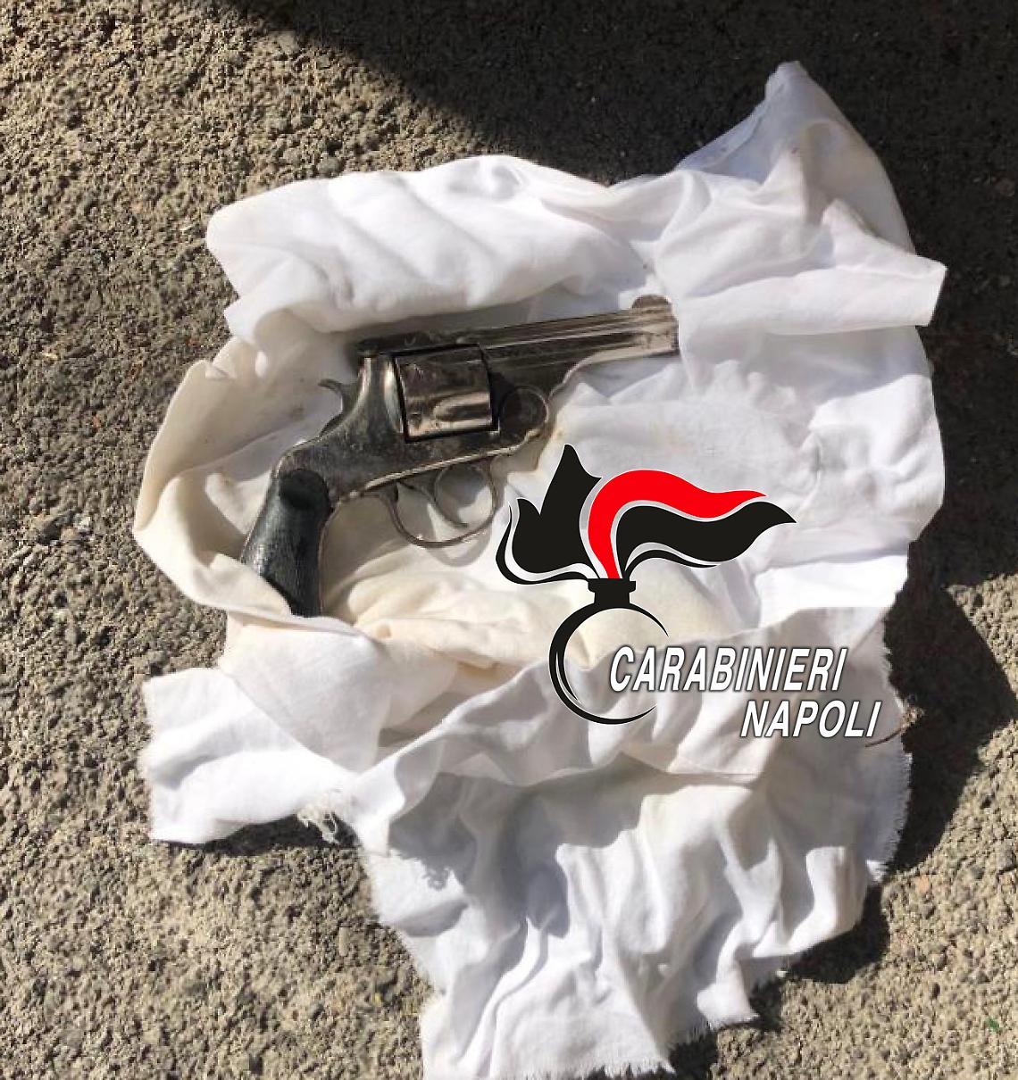 Blitz nel quartiere del clan Lo Russo, trovata una pistola 